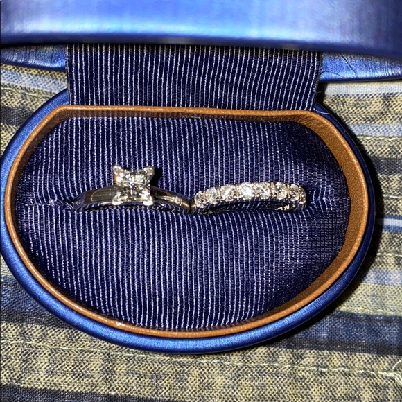 Leo Artisan Princess Cut 1ct Ring and Wedding Band - Picture 5 of 16